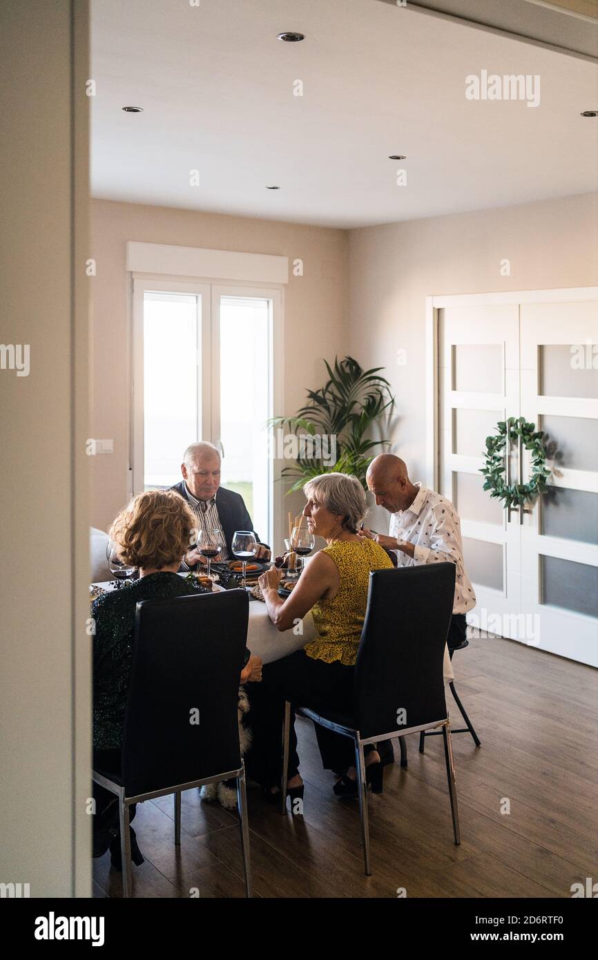 Sitting at dinner table hi-res stock photography and images - Alamy