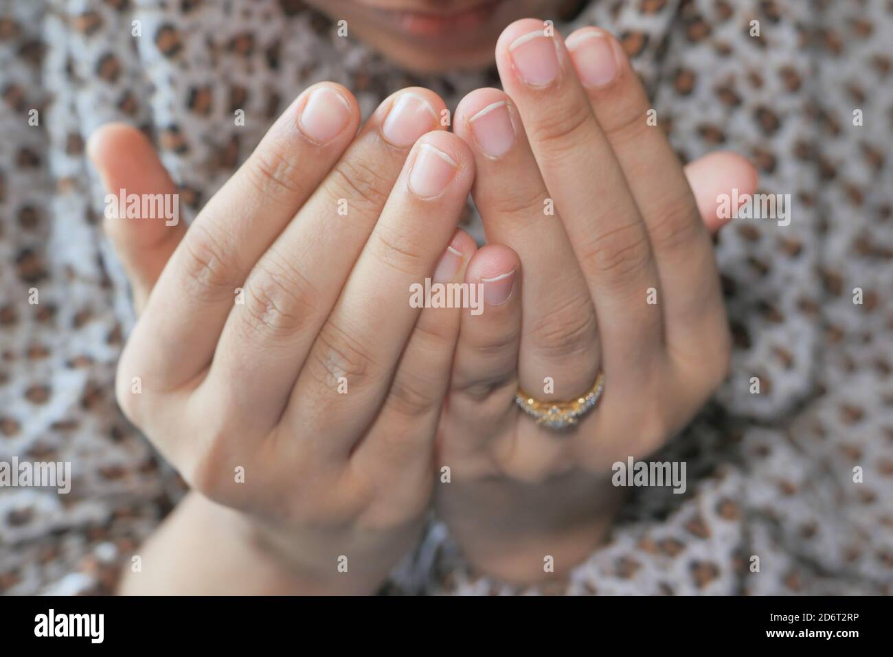 Close up of muslim women hand praying at ramadan Stock Photo - Alamy