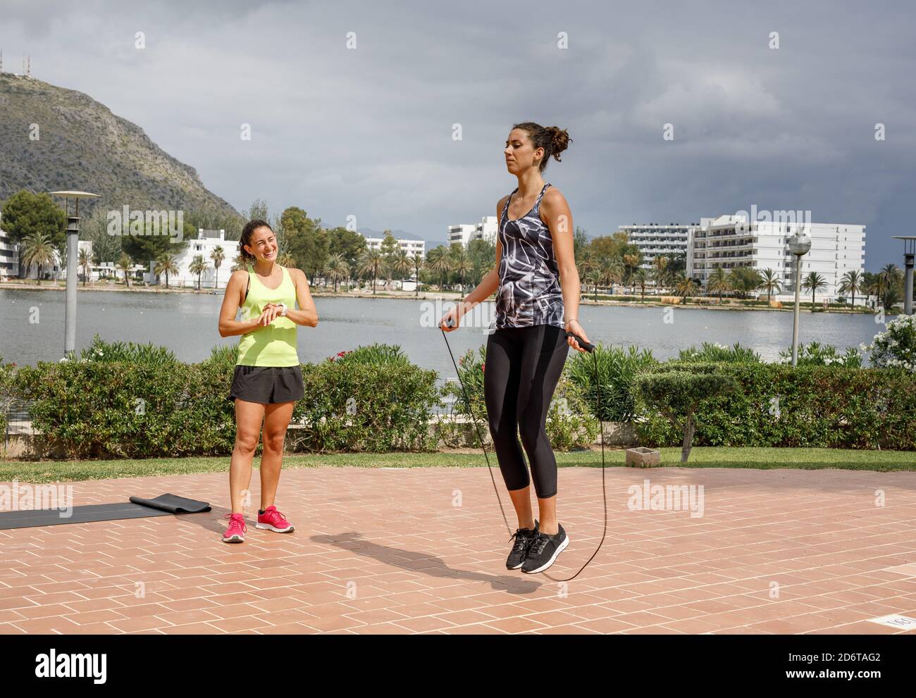 Athlete jumping rope personal training hi-res stock photography and ...