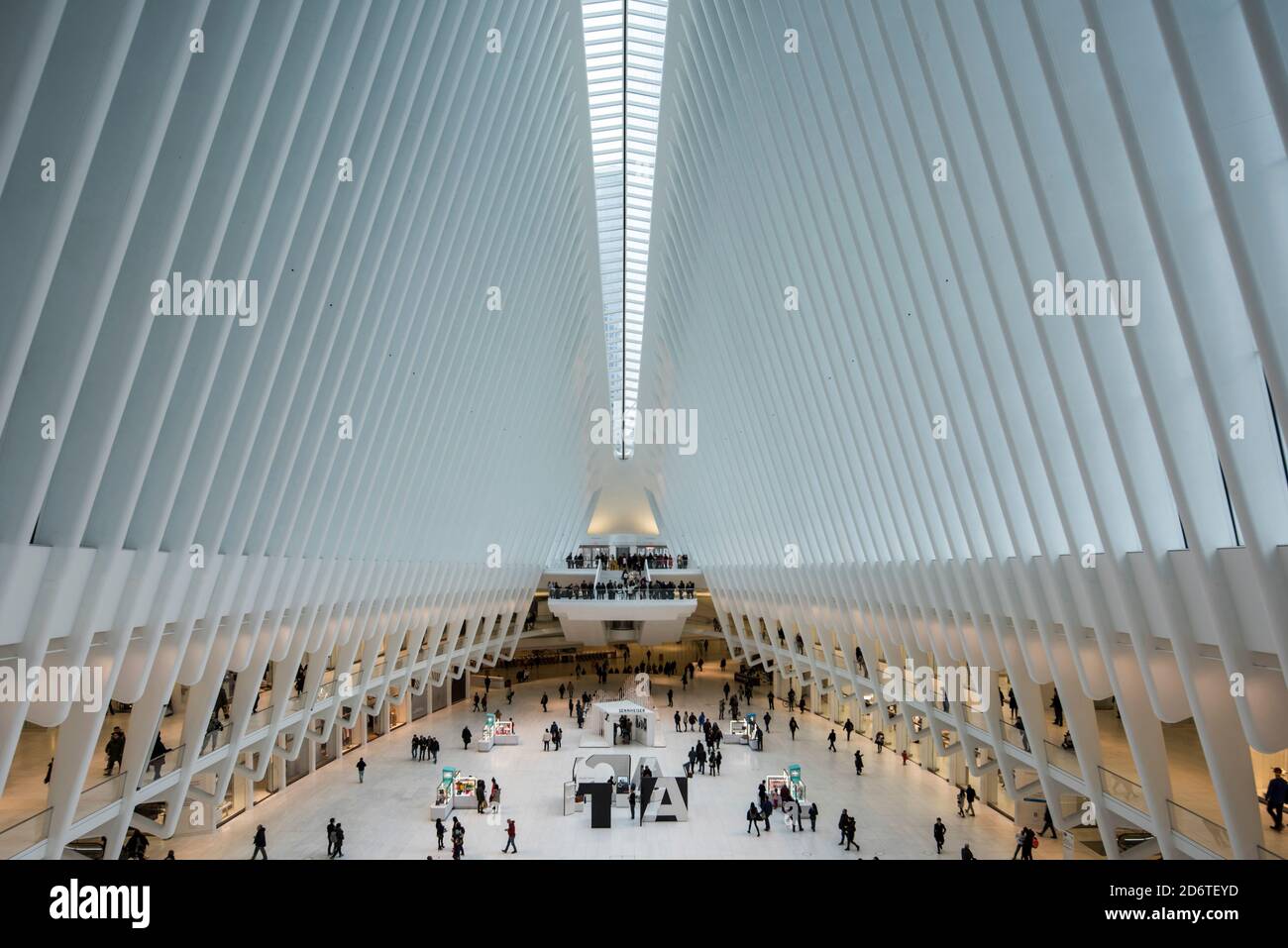 Axial view of ticket hall, horizontal. The Oculus, World Trade Center  Transportation Hub, New York City, United States. Architect: Santiago  Calatrava Stock Photo - Alamy