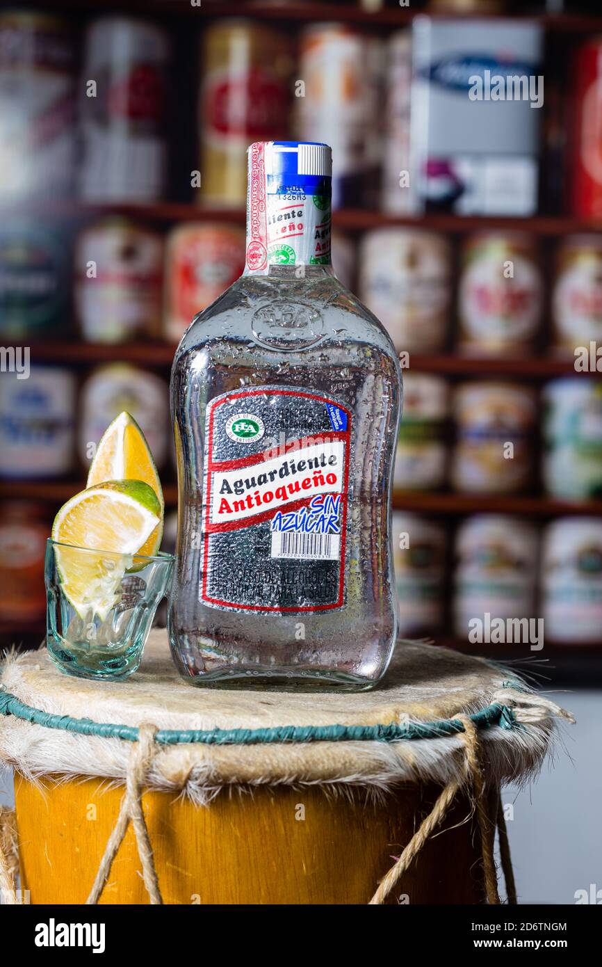 CúCUTA, COLOMBIA - Mar 24, 2018: Delicioso aguardiente Antioqueno en base de tambor con copas y limas de limon Stock Photo