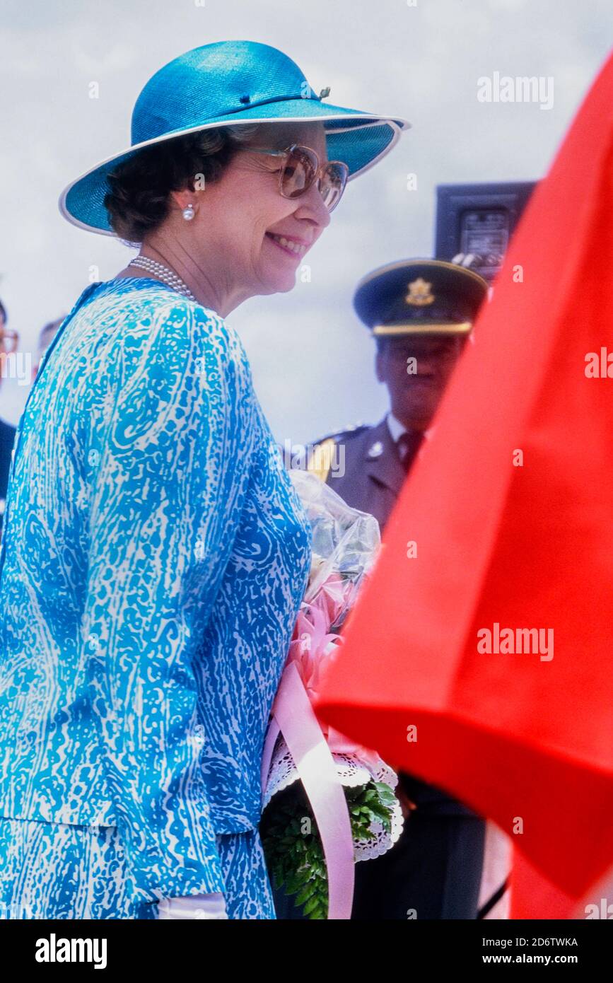 A smiling Queen Elizabeth II visit to Queen's College to officiate at a stone laying ceremony for the new school building. Barbados, Caribbean. 1989 Stock Photo