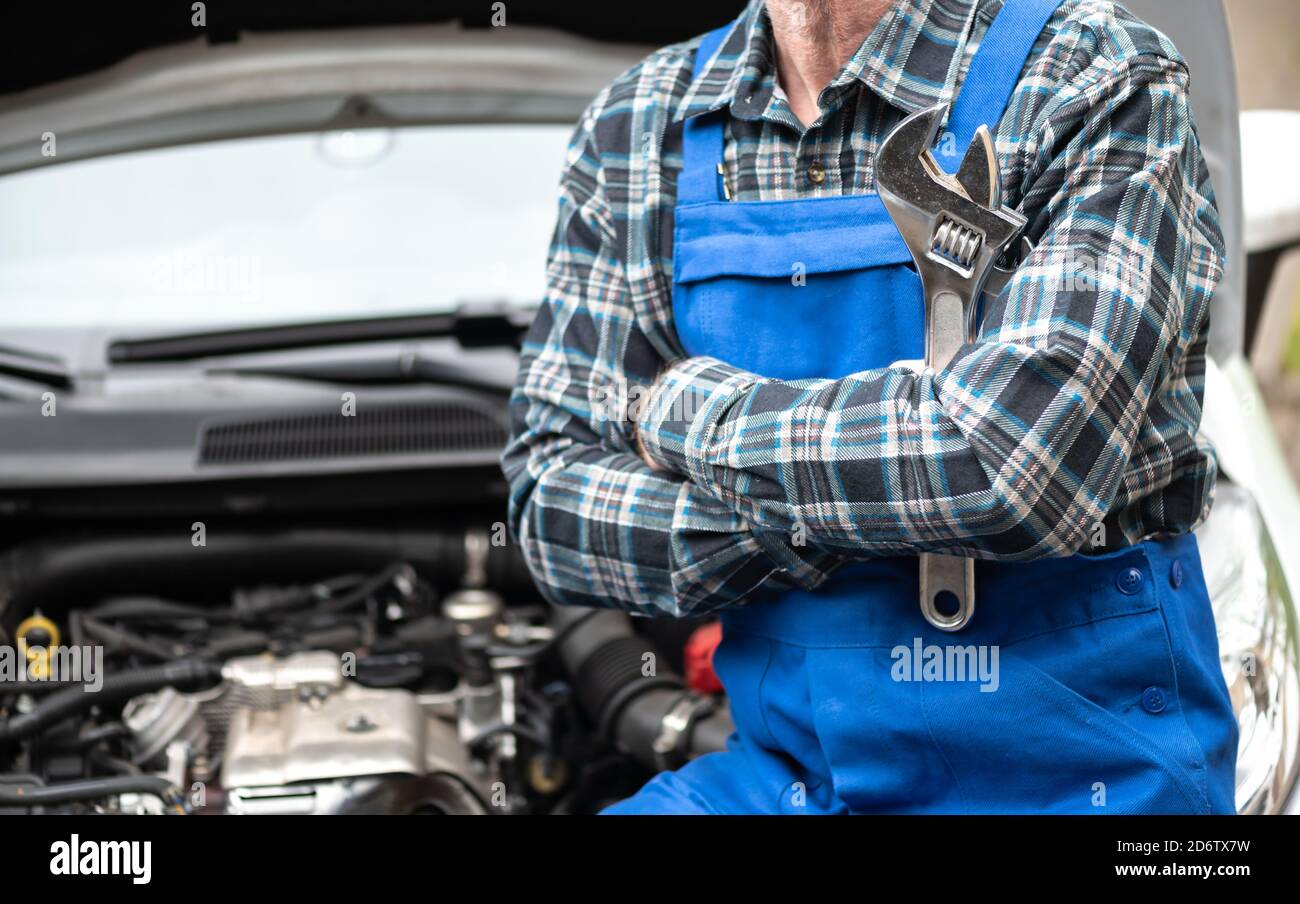 Male car mechanic crossed hi-res stock photography and images - Alamy
