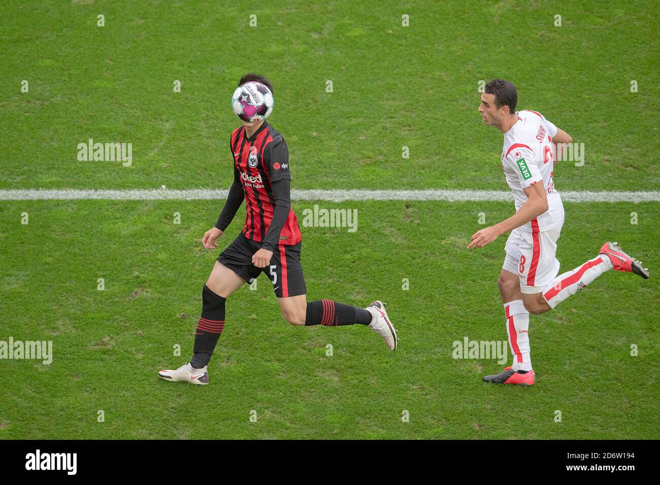 Ellyes SKHIRI K pursues Daichi KAMADA F whose head is almost completely covered by the ball Action game scene funny funny photo picture Soccer 1st Bundesliga 4th matchday FC Cologne K