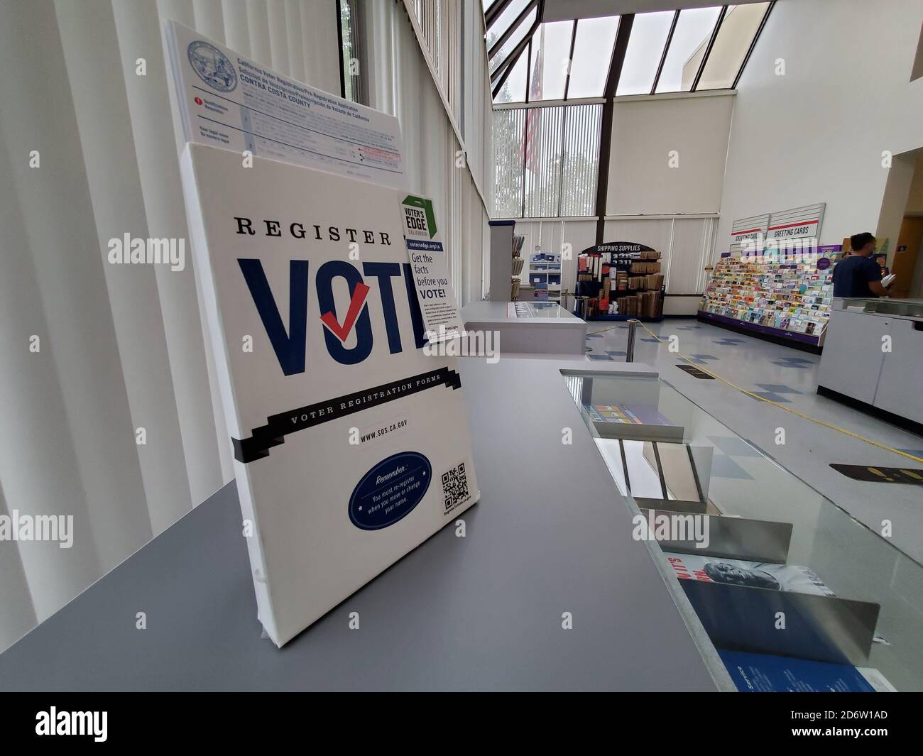 Sign with text reading Register to Vote and voter registration forms at United States Postal Service (USPS), San Ramon, California, September 14, 2020. () Stock Photo