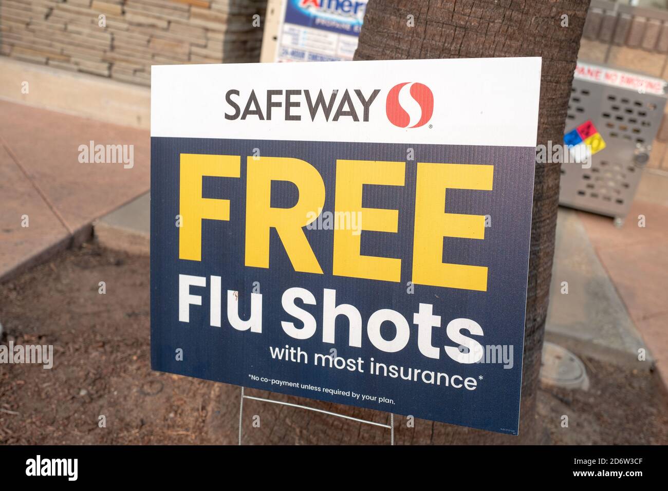 Sign advertising free influenza vaccines (flu shots) for patients with insurance coverage at Safeway supermarket, San Ramon, California, September 12, 2020. () Stock Photo