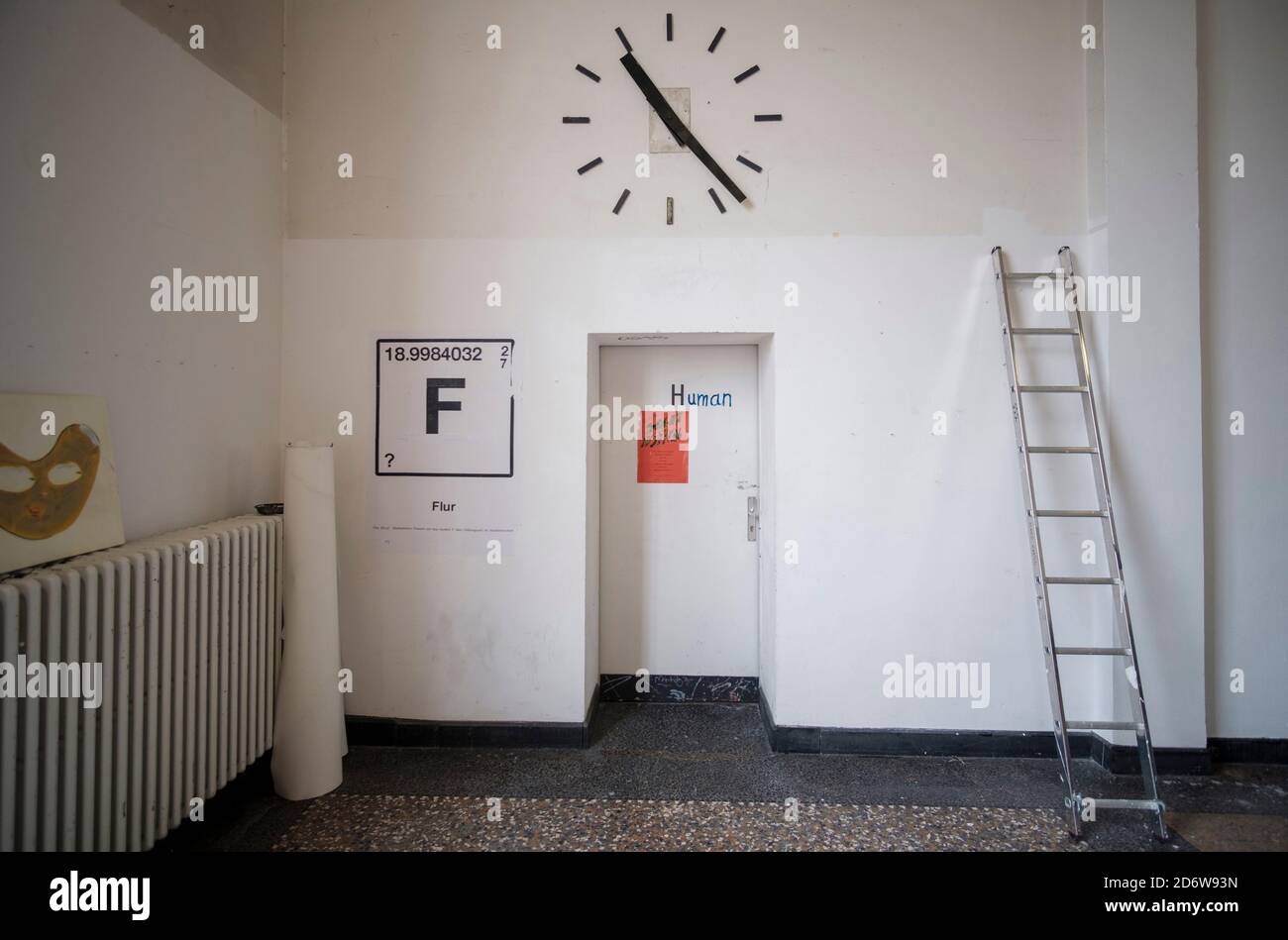 Tür mit der Aufschrift „Human“, große Wanduhr, angelehnte Leiter, schwarzes F in  der Kunstakademie Düsseldorf Stock Photo