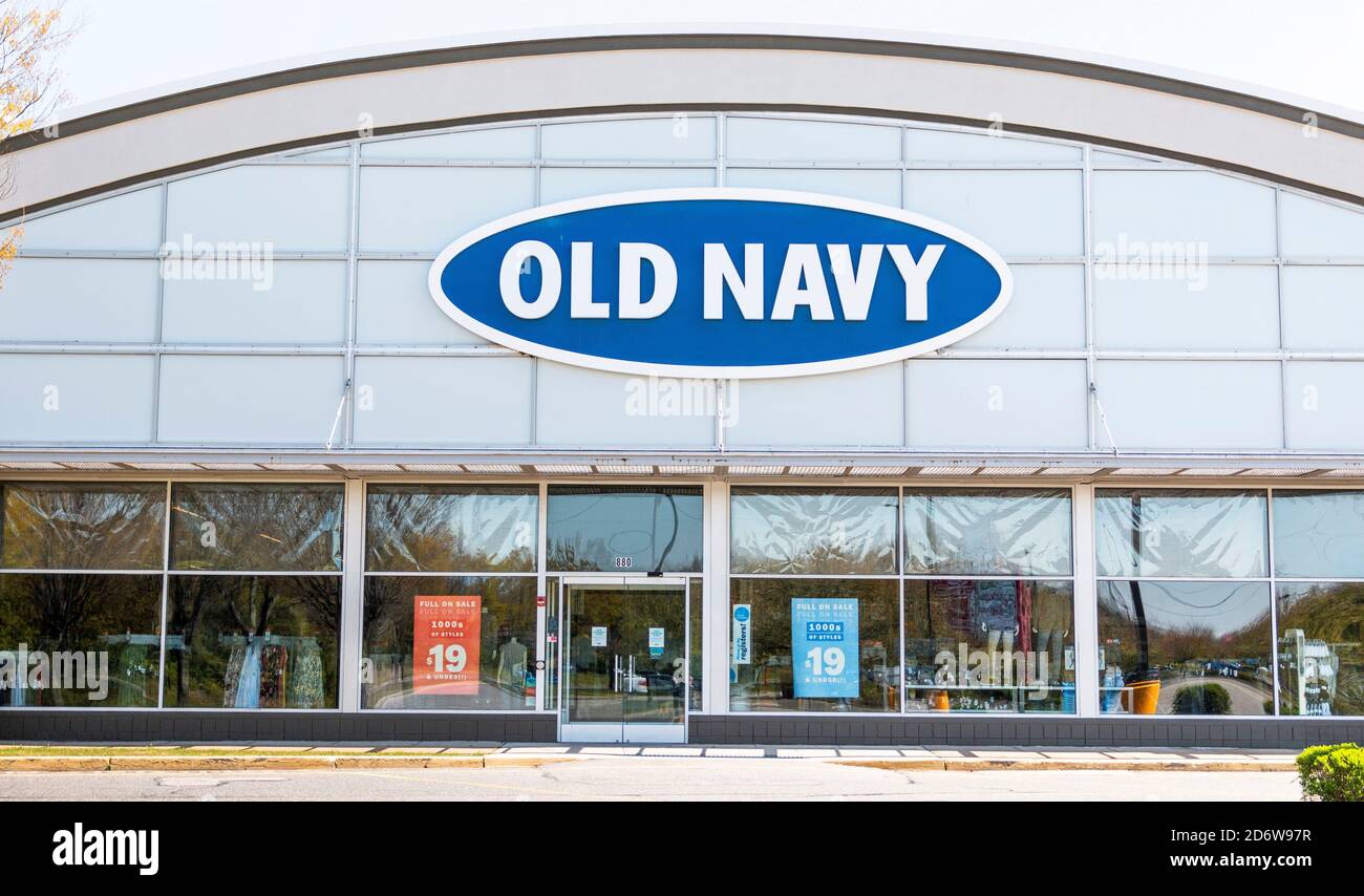 Bay Shore, New York, USA - 25 April 2020: The front of an Old Navy store in a strip mall empty due to the cdc rules during the coronavirus COVID-19 pa Stock Photo