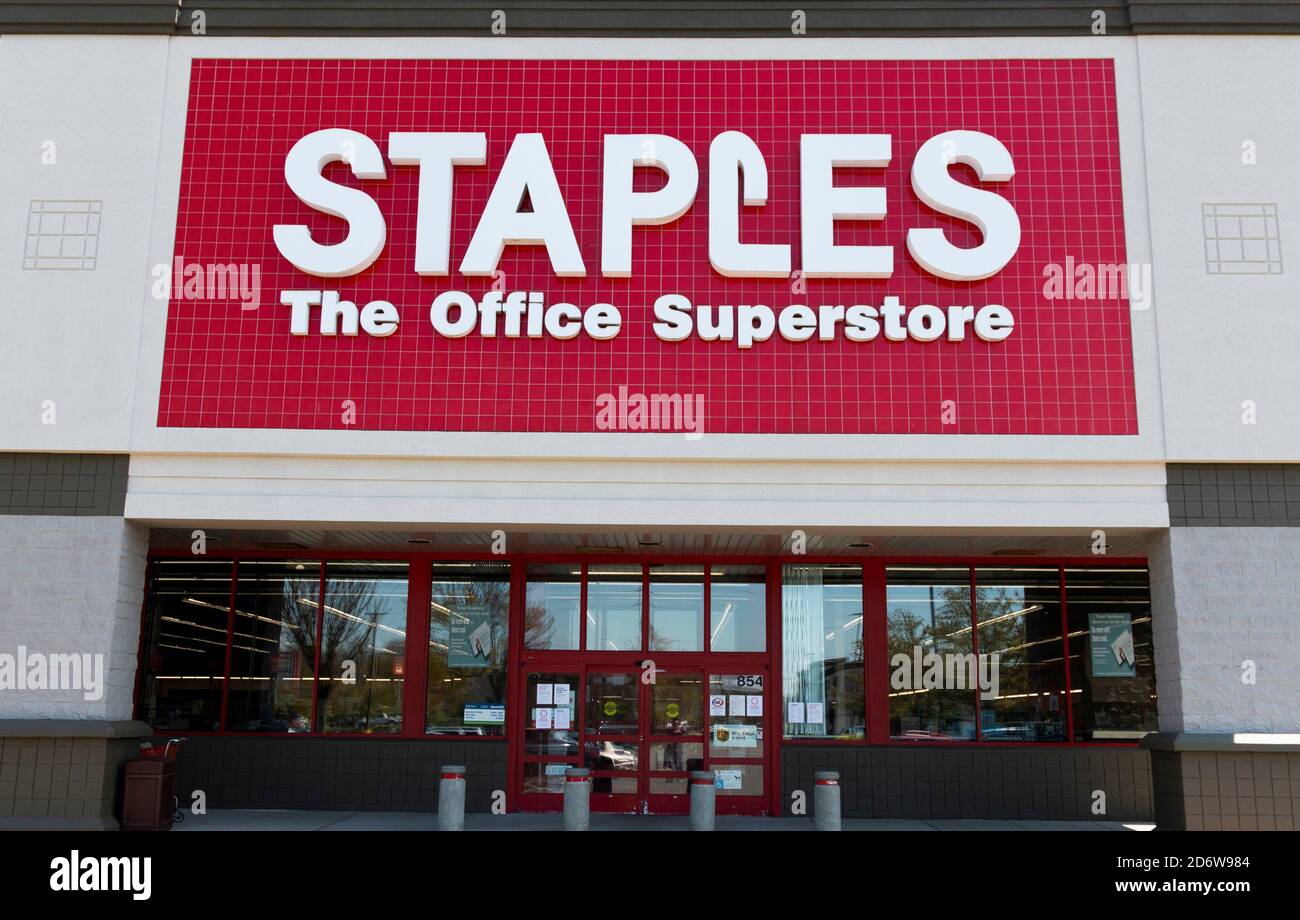 Bay Shore, NEw York, USA - 25 APril 2020: The entrance of a Staples office supply store in a strip mall. Stock Photo