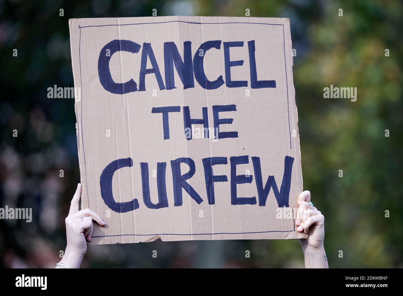London, UK. - 19 Oct 2020: A sign calling to Cancel the Curfew is held up by hospitality workers during a  protest in Parliament Square against the UK’s coronavirus restrictions. Stock Photo