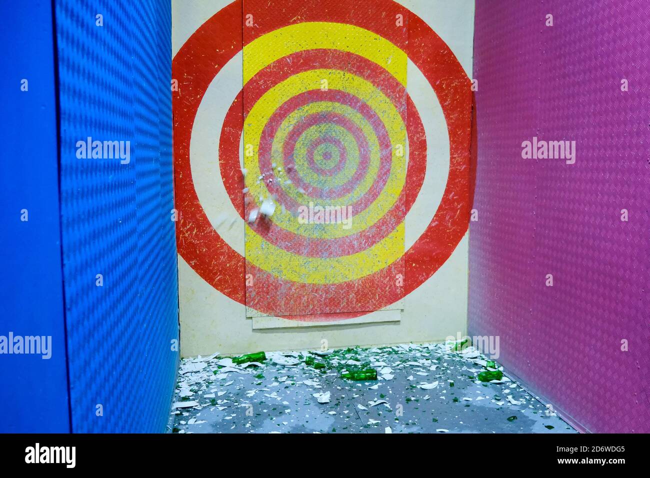Throwing plates hi-res stock photography and images - Alamy