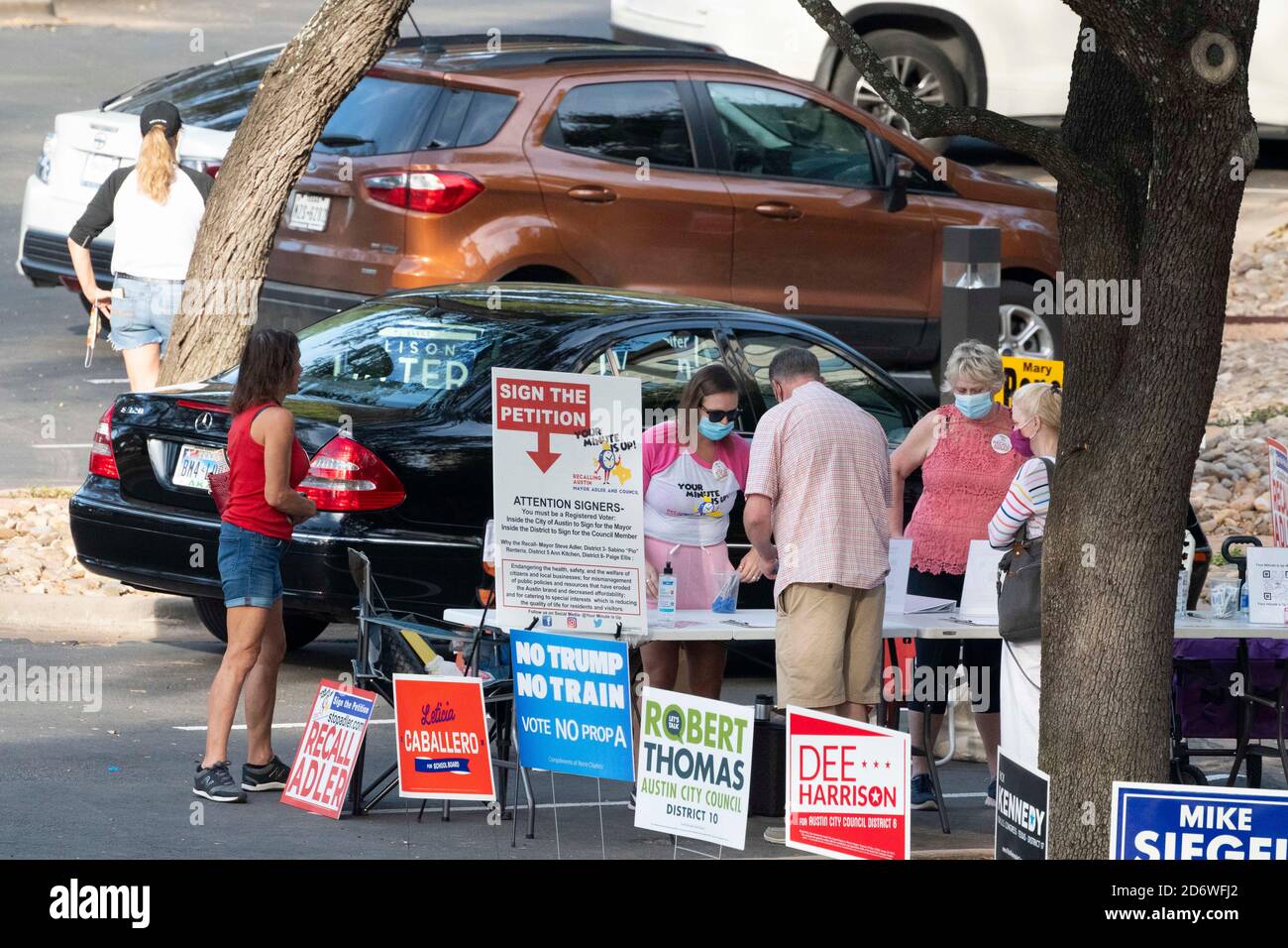 Line voting 2020 signs hires stock photography and images Alamy