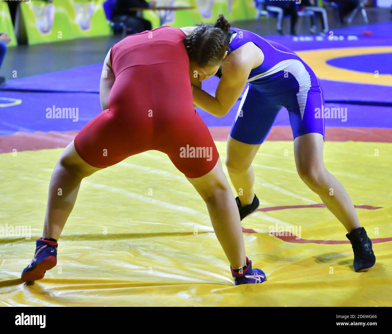 Two girls arm wrestling hires stock photography and images Alamy