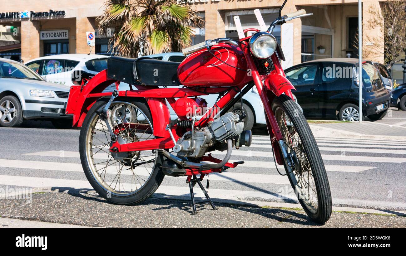 Red vintage motorbike hi-res stock photography and images - Alamy