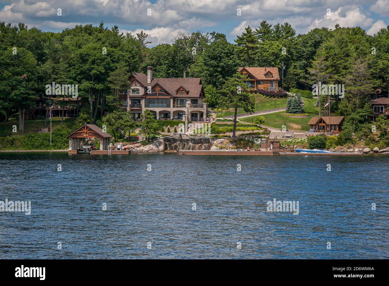 Ivy Lea, Ontario, Canada, July 2012 - Luxury cottages and bungalows on the coastline of the Thousand Islands waterway Stock Photo