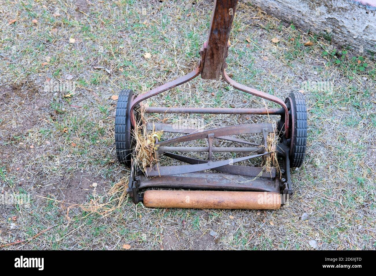 Blades and wooden roller of an SA Special push lawn mower