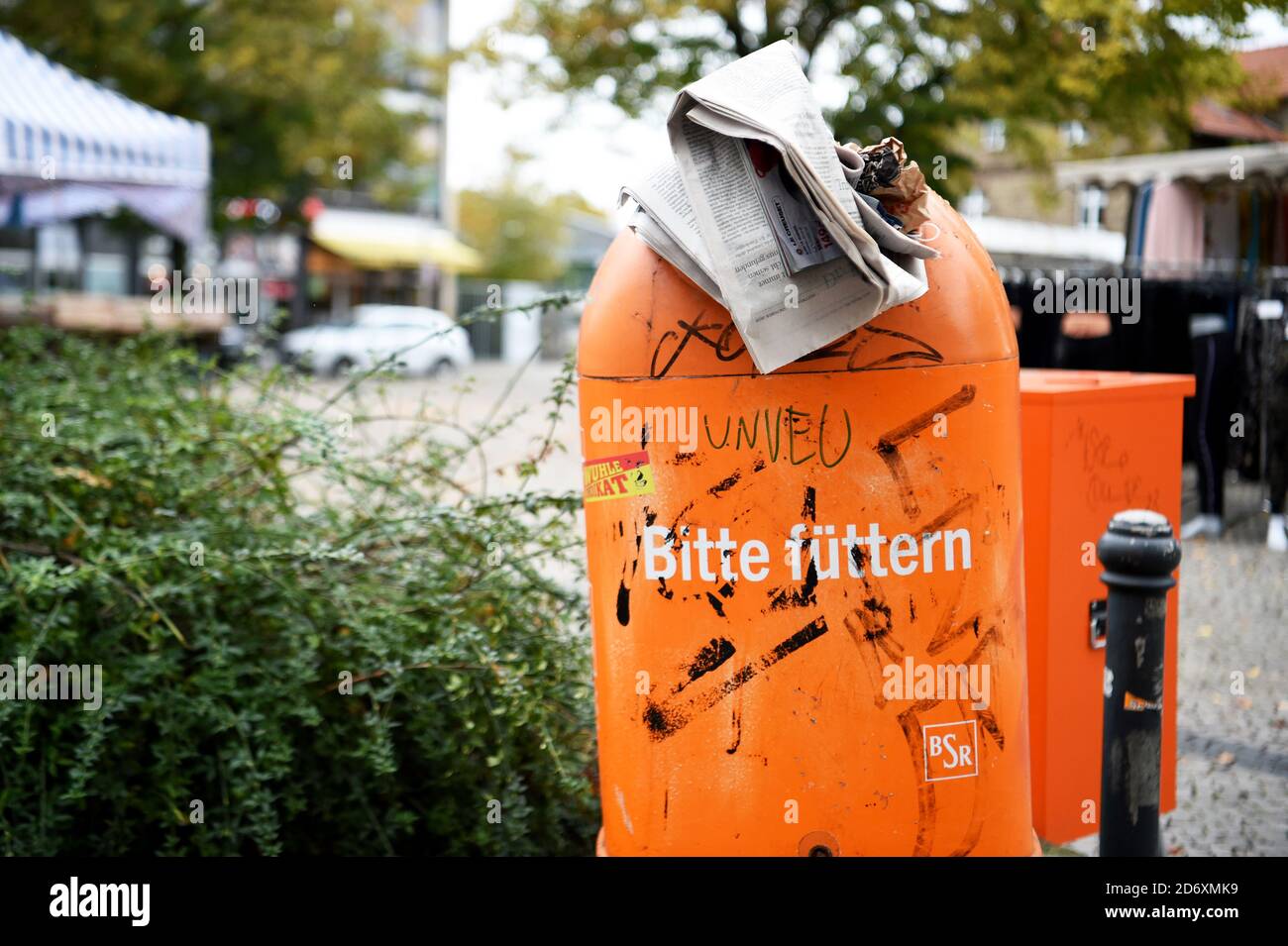 Berlin, Germany. 15th Oct, 2020. On a sidewalk you can see a trash can of the BSR with the inscription 'Please feed'. It is so full that parts of the garbage protrude from the top. Credit: Kira Hofmann/dpa-Zentralbild/ZB/dpa/Alamy Live News Stock Photo