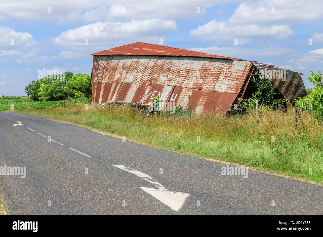 France, Loir et Cher, ruined agricultural hangar in sheet metal at the edge of a road // France, Loir-et-Cher (41), hangar ruiné en tôle au bord d'une Stock Photo