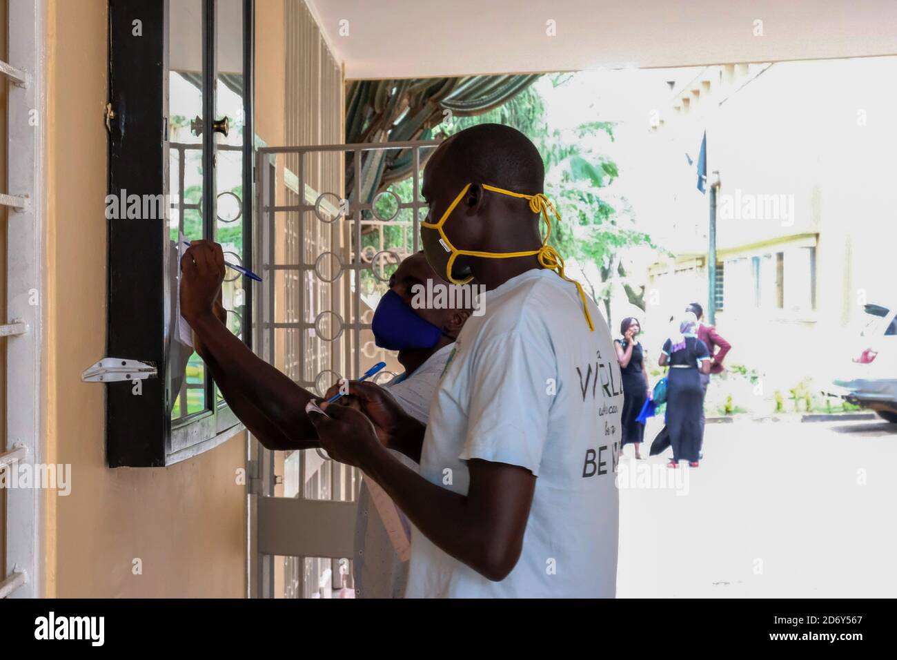 (201020) --KAMPALA, Oct. 20, 2020 (Xinhua) -- Students wearing face masks check a notice board at Makerere University in Kampala, Uganda, Oct. 19, 2020. Ugandan schools on Oct. 15 reopen for candidate students to resume studies after seven months of the government closure over COVID-19 pandemic. (Photo by Hajarah Nalwadda/Xinhua) Stock Photo
