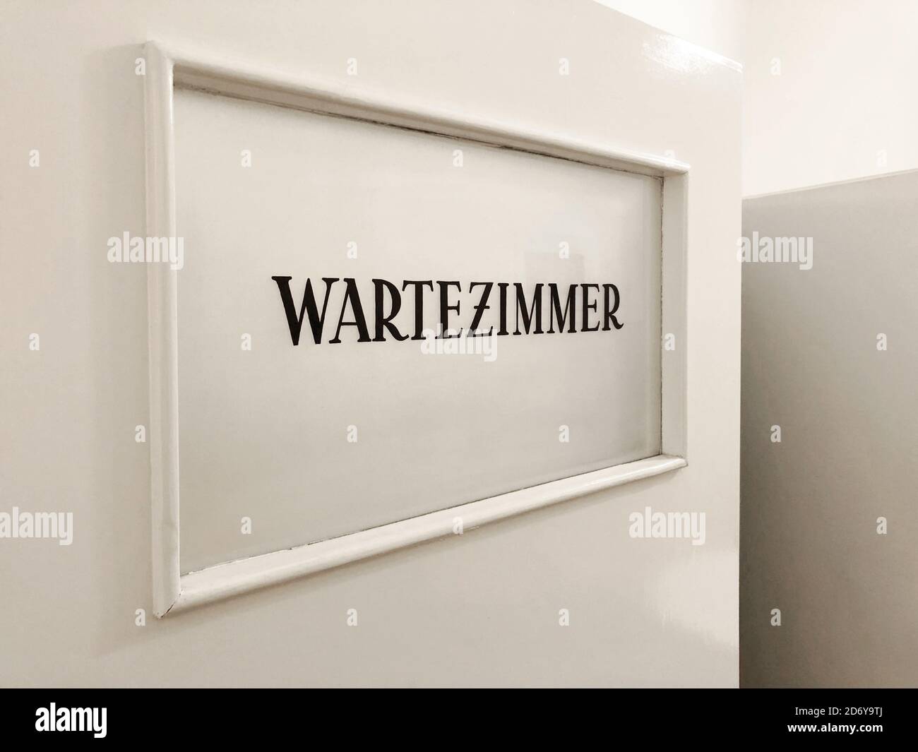 Wartezimmer is german for waiting room - sign on door in GP or doctor's practice Stock Photo
