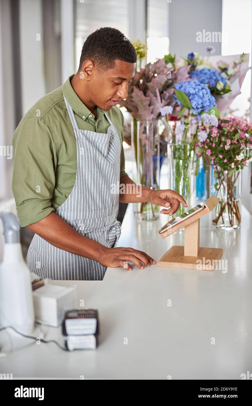 Shop assistant computer man hi-res stock photography and images - Alamy