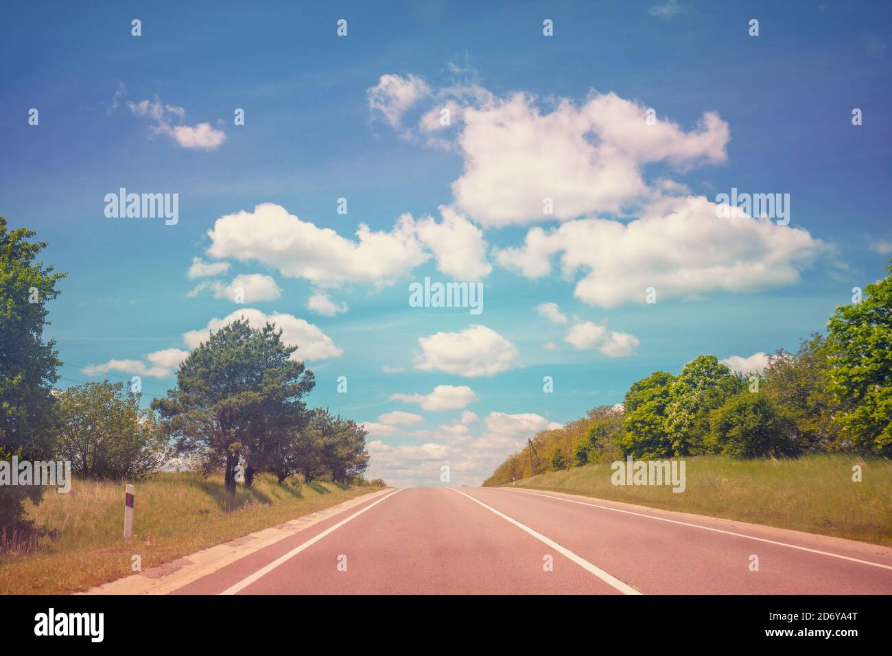 Beautiful empty highway hi-res stock photography and images - Alamy