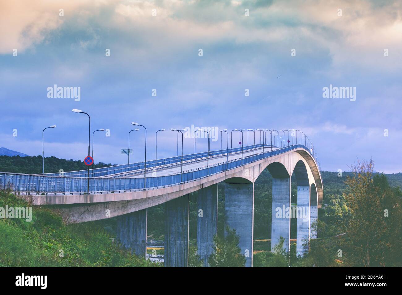Humpback bridge hi-res stock photography and images - Alamy