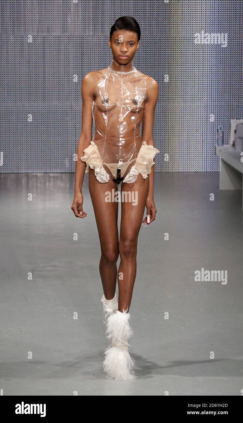 nude-fashion-models-runway 