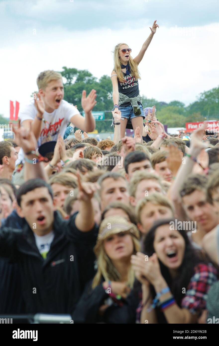 Crowd reading festival hi-res stock photography and images - Alamy