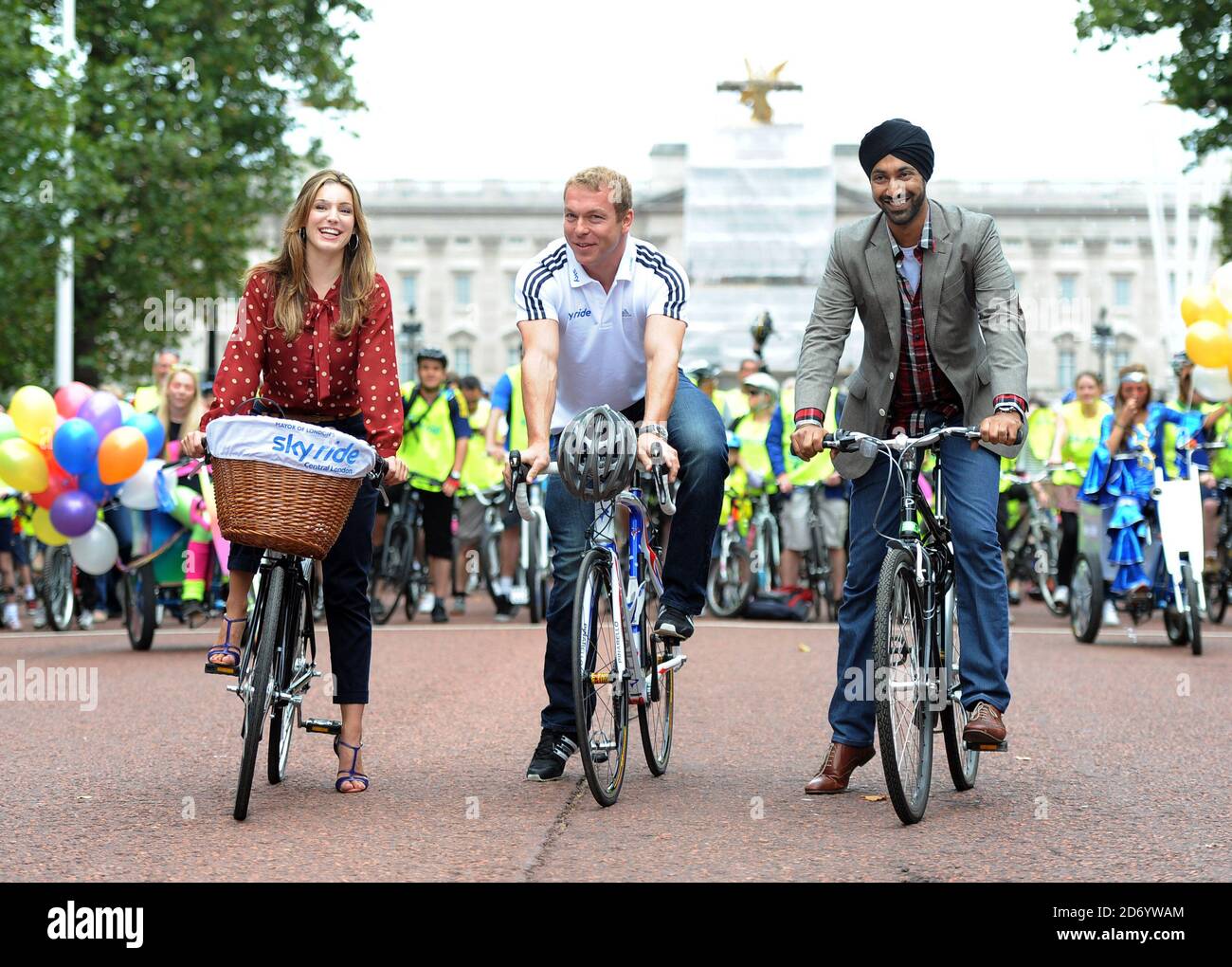 Kelly Brook, Sir Chris Hoy and Mayor's director of the environment Kulveer Ranger pictured at the start of the Mayor of London's Sky Ride, a free cycling event organised by TfL, Sky and British cycling, on the Mall in central London. Stock Photo