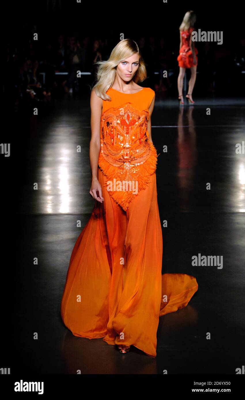 Cara Delevingne London Fashion Week Spring/Summer 2013 - Matthew Williamson  - Backstage London England - 16.09.12 Featuring Stock Photo - Alamy