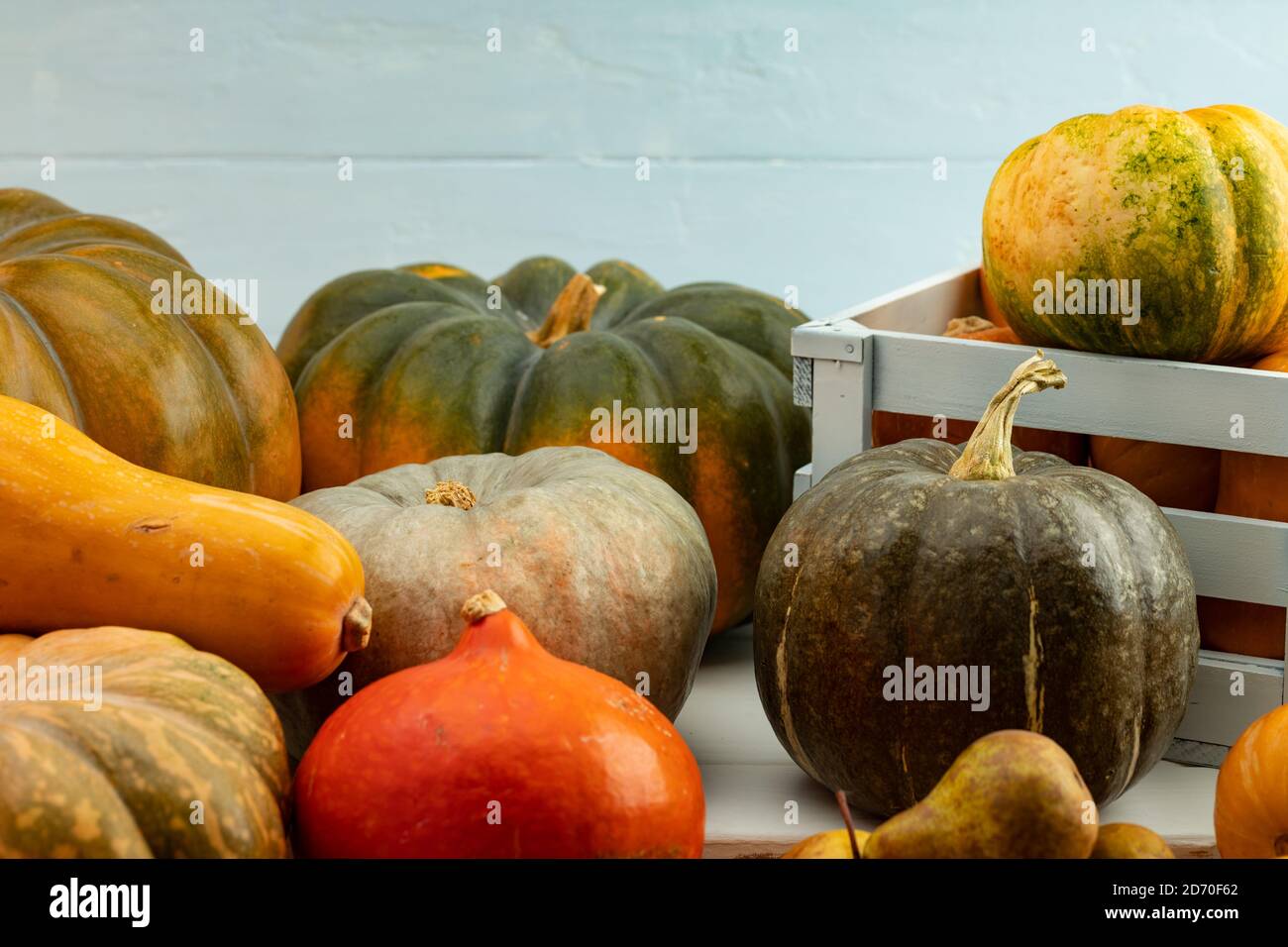 Pile of pumpkins in a wooden box Stock Photo - Alamy