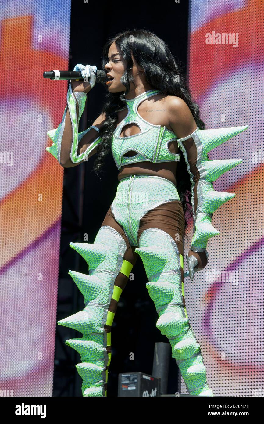 azealia banks green dress Azealia Banks wanted to "feel fresh again," so the controversial rapper  shaved her head