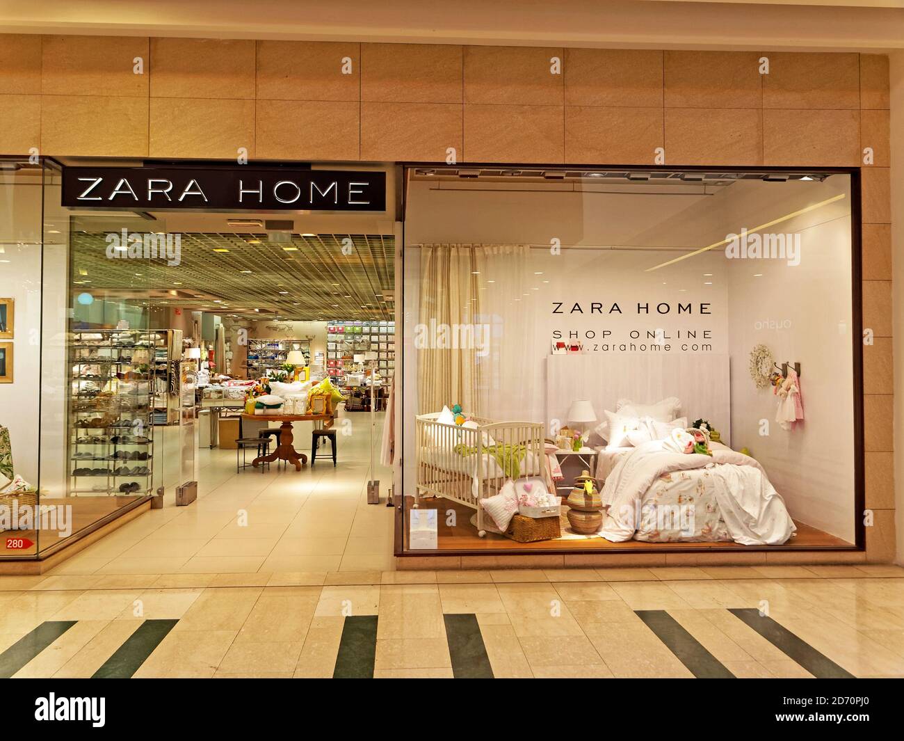 Page 2 - Zara Home Shop High Resolution Stock Photography and Images - Alamy
