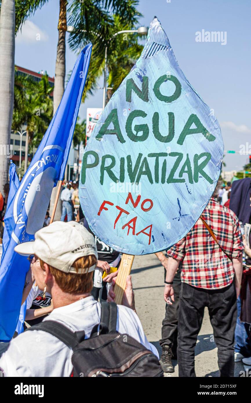 Miami Florida,Biscayne Boulevard,Free Trade Area of Americans Summit FTAA demonstrations,protesters signs posters privatization privatizing Spanish la Stock Photo
