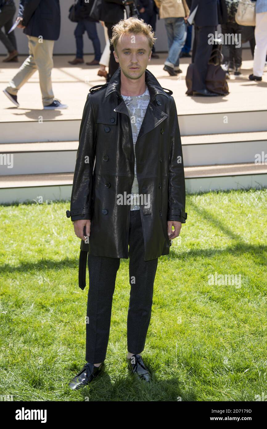 geleider Dierentuin s nachts Deskundige Tom Felton attending the Burberry fashion show, held in Kensington Palace  Gardens as part of London Collections Men Stock Photo - Alamy