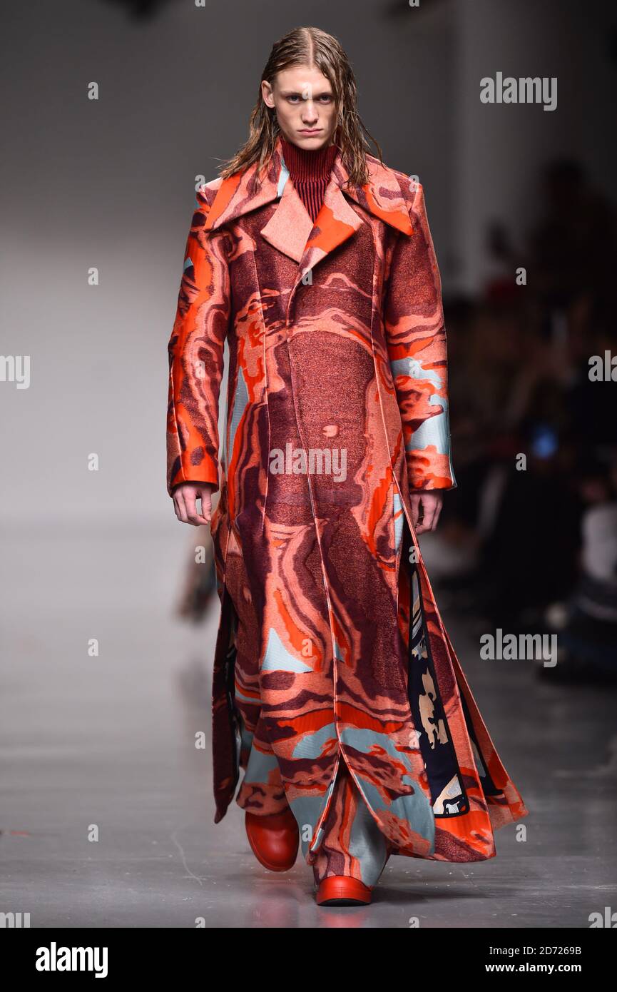 Page 3 - Oversized Coat High Resolution Stock and Images Alamy