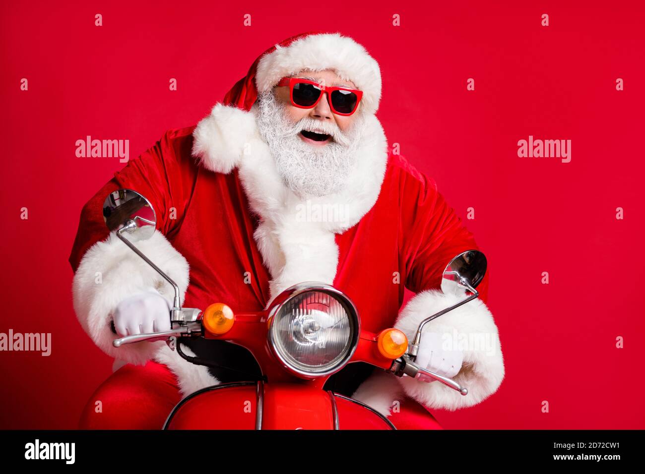 Elderly man driving retro hi-res stock photography and images - Alamy