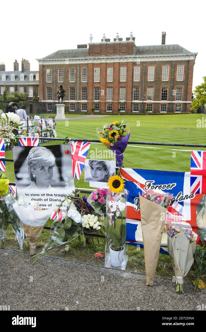 Flowers and tributes to to mark the twentieth anniversary of the death of Diana, Princess of Wales outside Kensington Palace, in London. Picture date: Thursday 31st August, 2017. Photo credit should read: Matt Crossick/ EMPICS Entertainment. Stock Photo