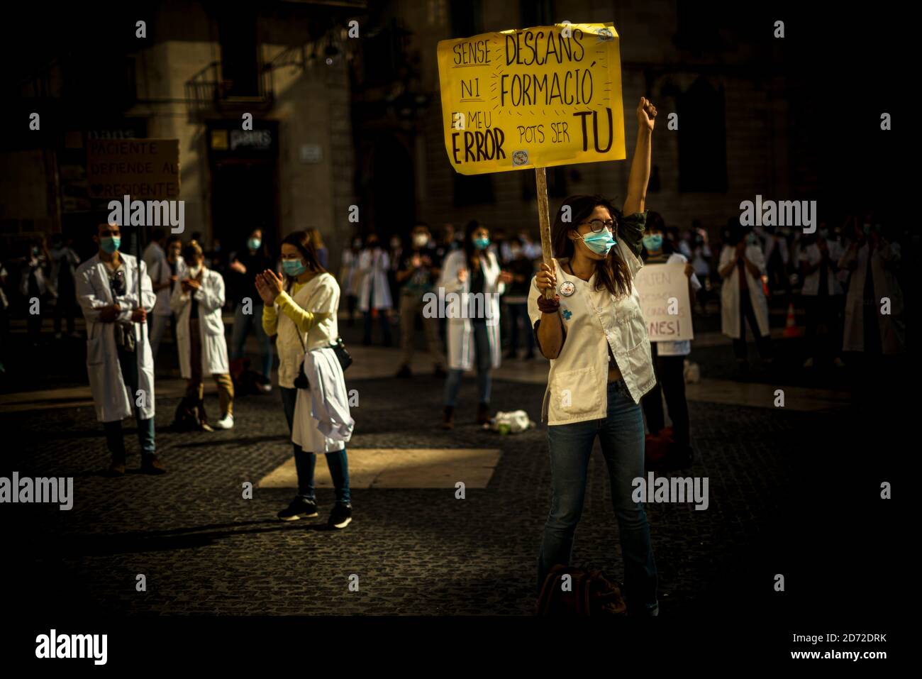 Barcelona, Spain. 20th Oct, 2020. Young resident doctors protest over precarious conditions during their postgraduate training specializing in the health care system due to low wages, high number of working hours and lack of monitoring. Credit: Matthias Oesterle/Alamy Live News Stock Photo