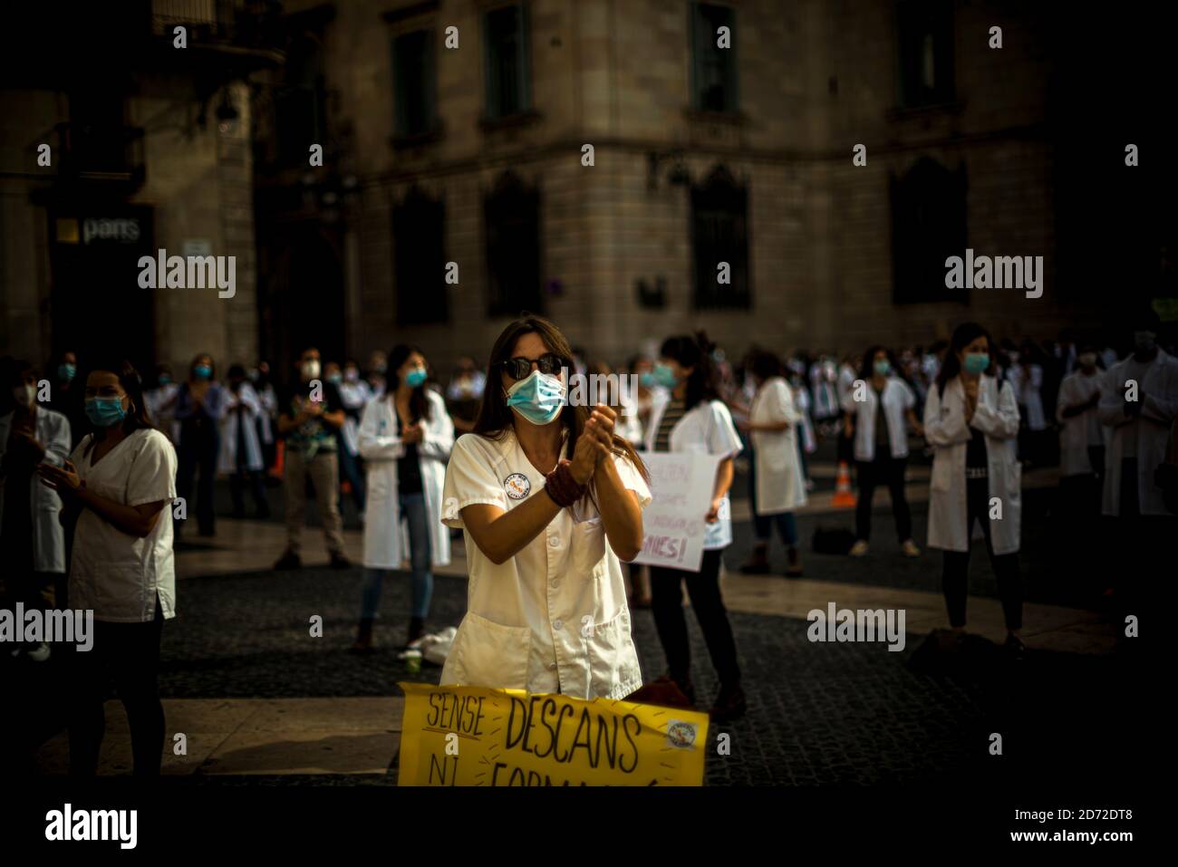 Barcelona, Spain. 20th Oct, 2020. A young resident doctor shouts slogans during a protest over precarious conditions during their postgraduate training specializing in the health care system due to low wages, high number of working hours and lack of monitoring. Credit: Matthias Oesterle/Alamy Live News Stock Photo