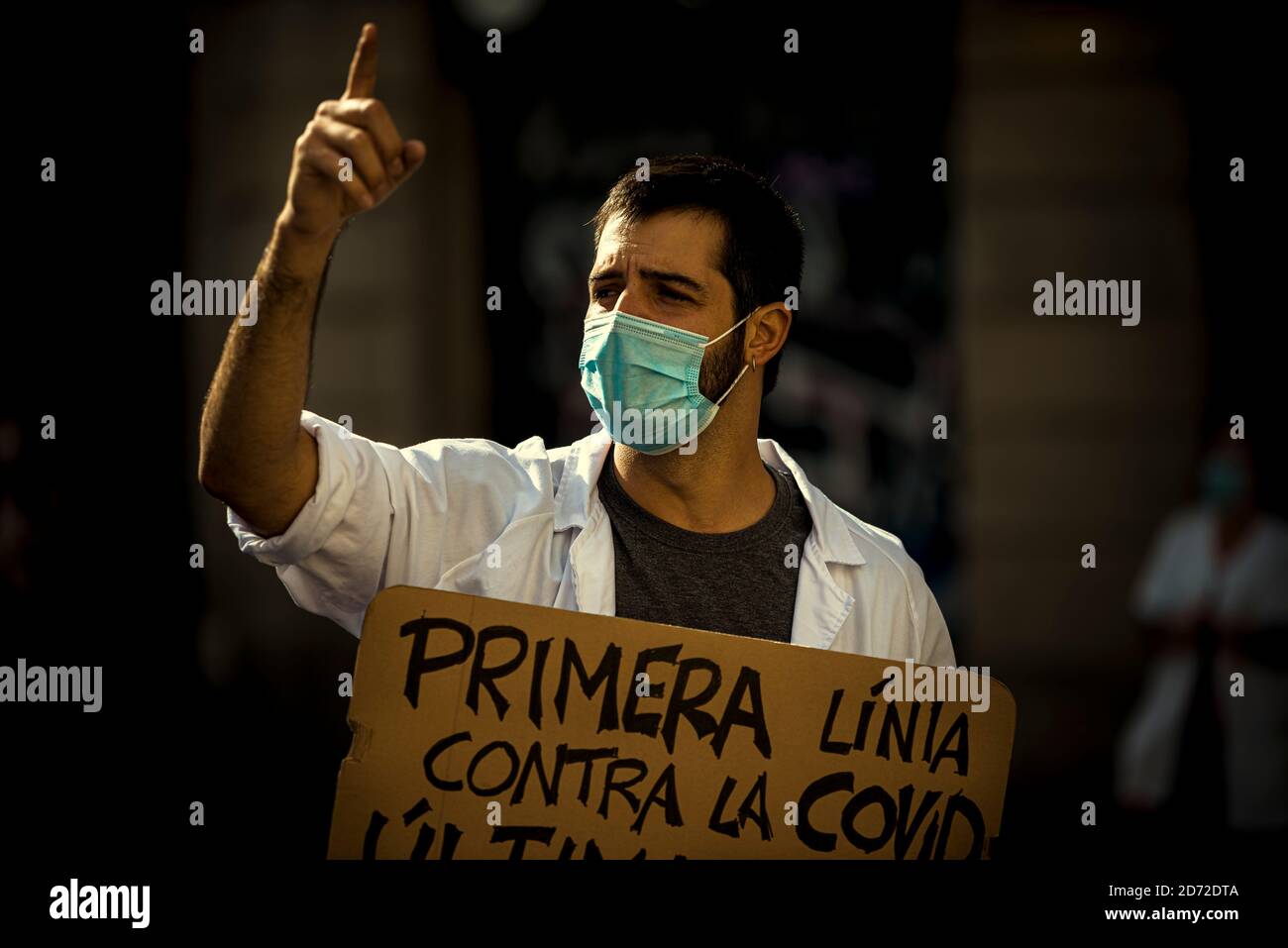 Barcelona, Spain. 20th Oct, 2020. A young resident doctor shouts slogans during a protest over precarious conditions during their postgraduate training specializing in the health care system due to low wages, high number of working hours and lack of monitoring. Credit: Matthias Oesterle/Alamy Live News Stock Photo