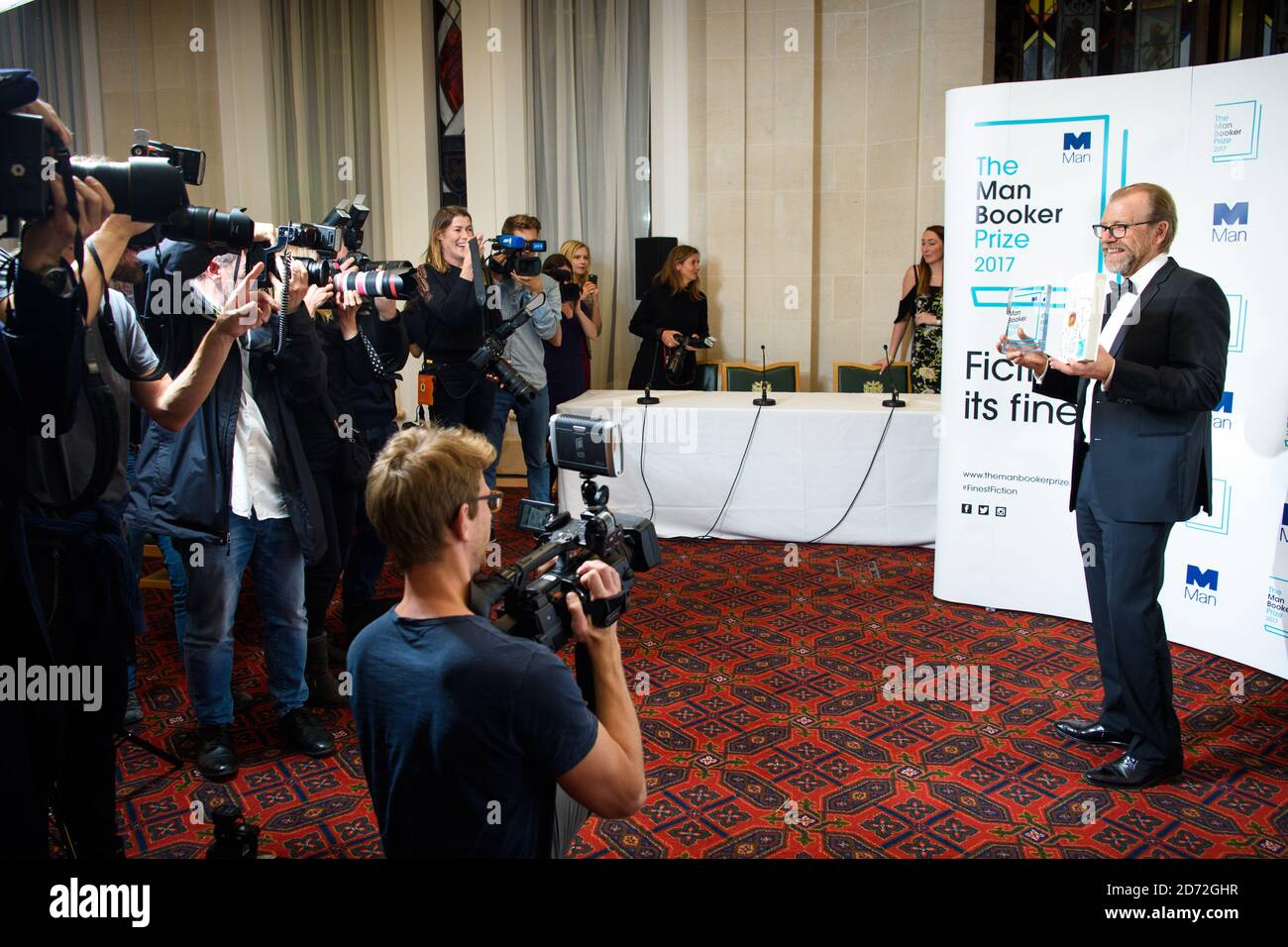 George Saunders pictured after he wins the Man Booker Prize for his novel Lincoln In The Bardo, at the Guildhall in London. Picture date: Tuesday October 17th, 2017. Photo credit should read: Matt Crossick/ EMPICS Entertainment. Stock Photo