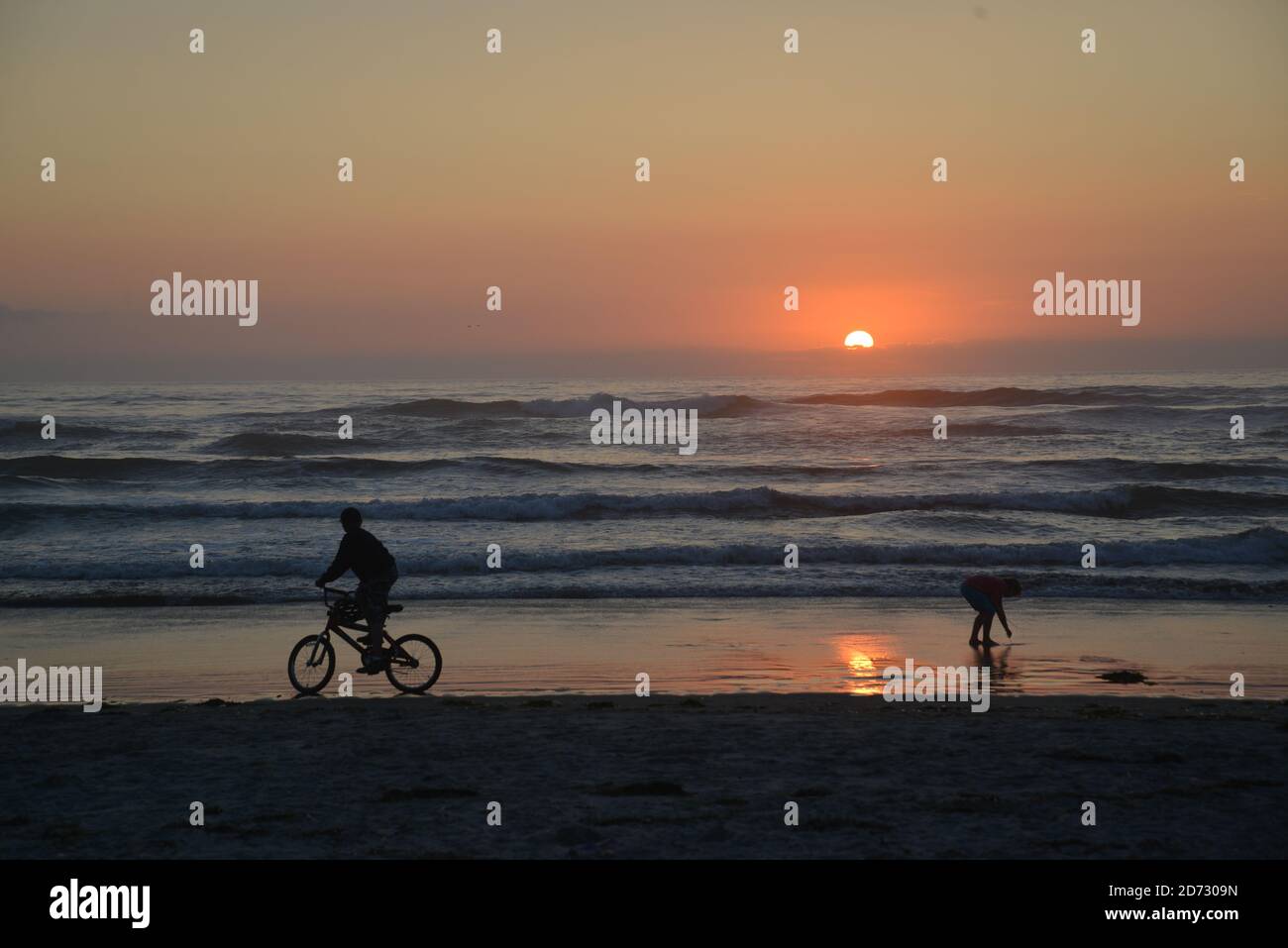 Sunset silhouettes on Cannon Beach, coast of Oregon, Pacific Ocean, USA ...