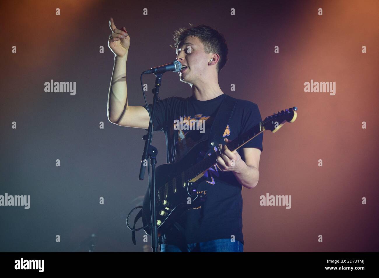 Ten Tonnes (real name Ethan Barnett) supporting brother George Ezra at  Wembley Arena in London. Picture date: Thursday November 15th, 2018. Photo  credit should read: Matt Crossick/ EMPICS Entertainment Stock Photo - Alamy