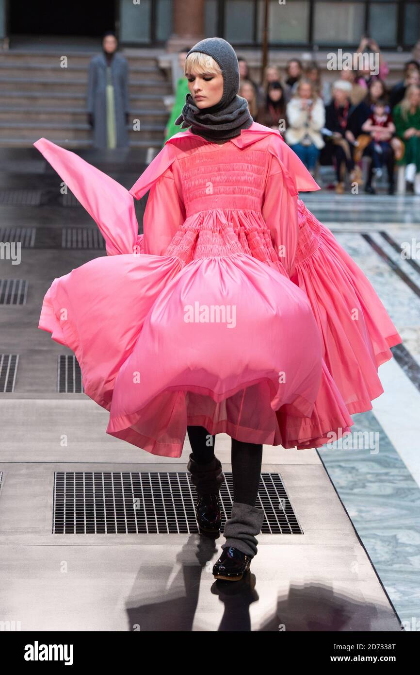 Molly goddard pink catwalk hi-res stock photography and images - Alamy