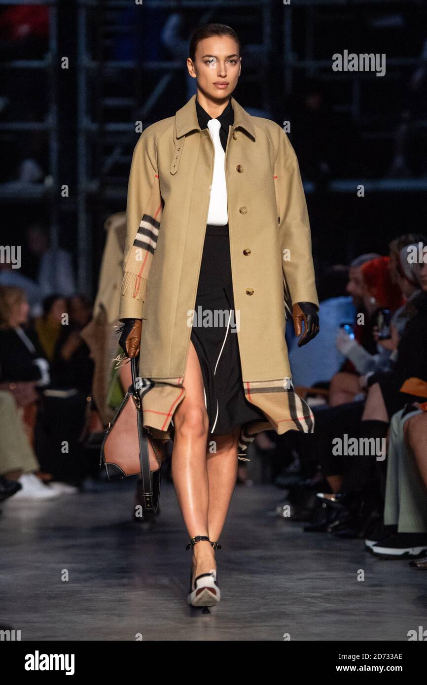 Uoverensstemmelse Sprængstoffer forbinde Irina Shayk on the catwalk during the Burberry fashion show, held at Tate  Modern, as part of London Fashion Week A/W 2019. Picture date: Sunday  February 17, 2018. Photo credit should read: