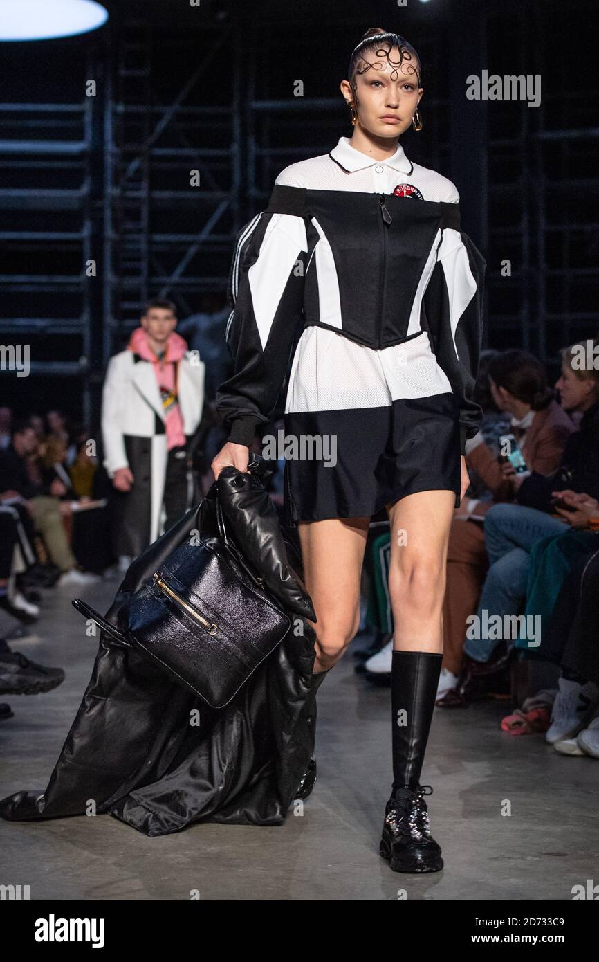 Gigi hadid catwalk hi-res stock photography and images - Alamy