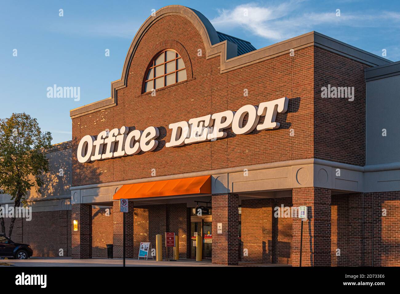Office depot exterior hi res stock photography and images Alamy