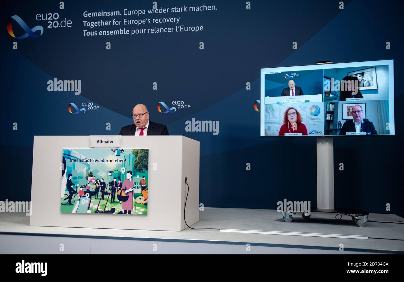 20 October 2020, Berlin: Peter Altmaier (l, CDU), Federal Minister of Economics and Energy, together with the video-connected experts Tina Müller (o.r.), Chairwoman of the Management Board of Douglas GmbH, Gloria Göllmann (l.t.r.), Managing Director of the Sollingen-Ohligs Real Estate and Location Community, and Stefan Genth (from right), Managing Director of the German Retail Association (HDE), at a press conference at the Federal Ministry of Economics and Technology on the subject of 'Preventing Shop Dying - Vital City Centres'. With the Round Table, Federal Minister Altmaier wants to develo Stock Photo